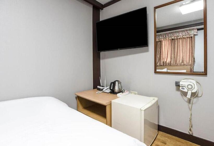 スタンダードトリプルルーム, Keumkang Motel
