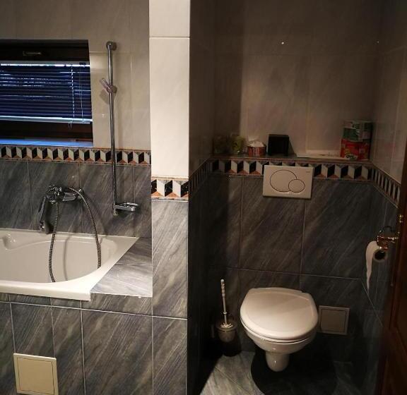 Номер Deluxe, Mladosť