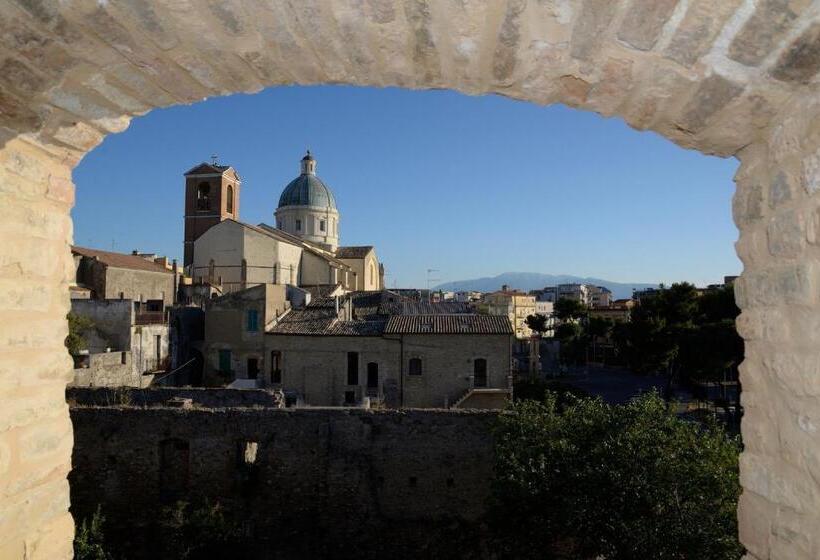 اتاق سه نفره سوپریور با چشم‌انداز دریا, Torre Della Loggia   Dimora Storica   Ortona