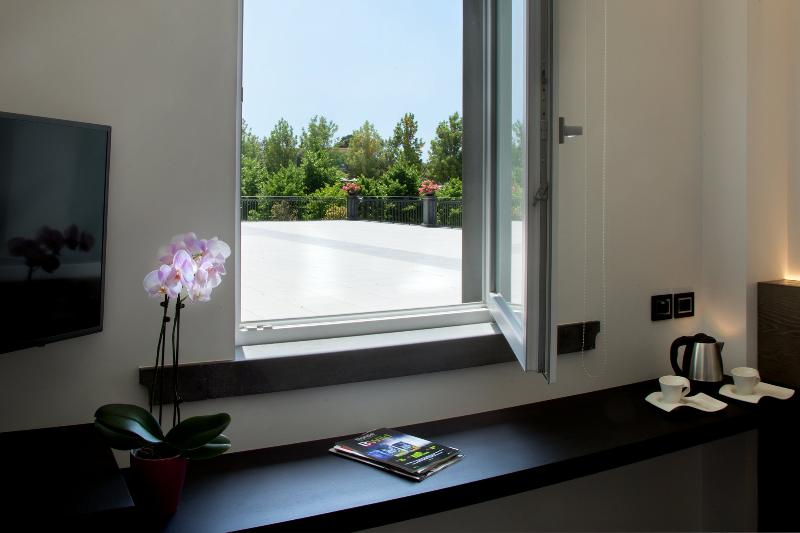 اتاق خانوادگی, B&b I Borbone