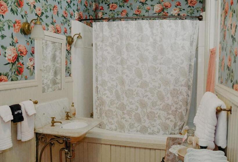 Люкс, Aurora Staples Inn