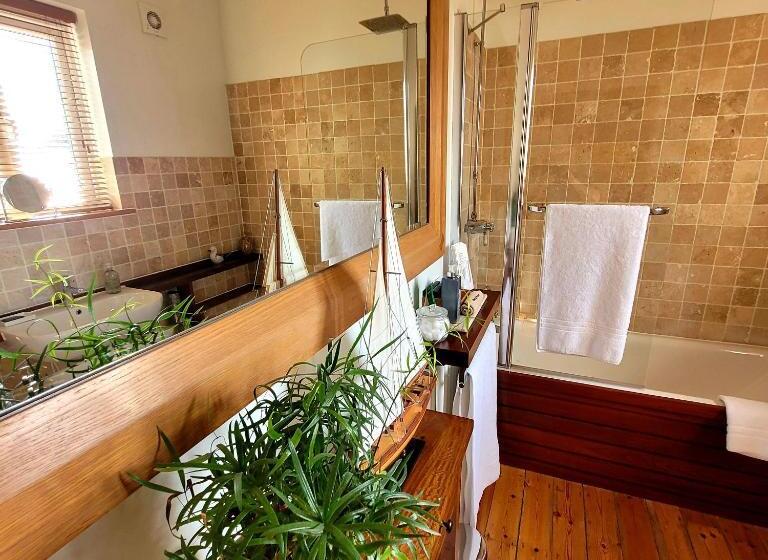 اتاق سوپریور با تخت بزرگ, The Old School B&b