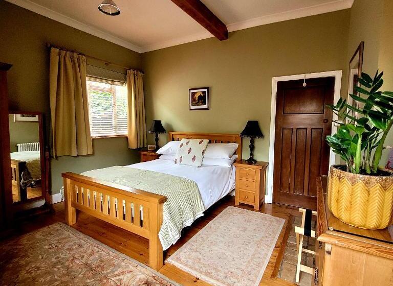 اتاق سوپریور با تخت بزرگ, The Old School B&b