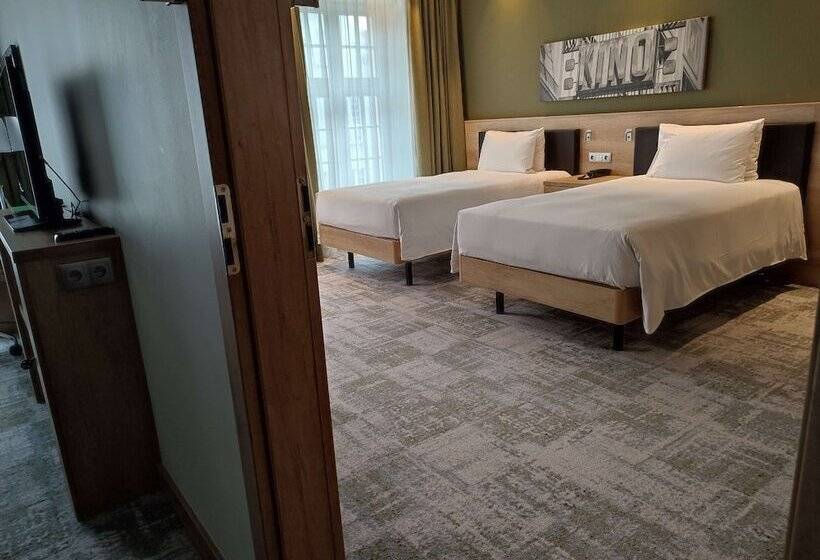 اتاق خانوادگی تودرتو, Hampton By Hilton Gdansk Old Town