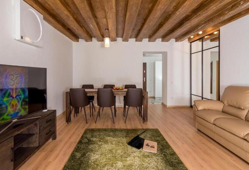سوییت لوکس, Casa Nicolae Luxury Suites