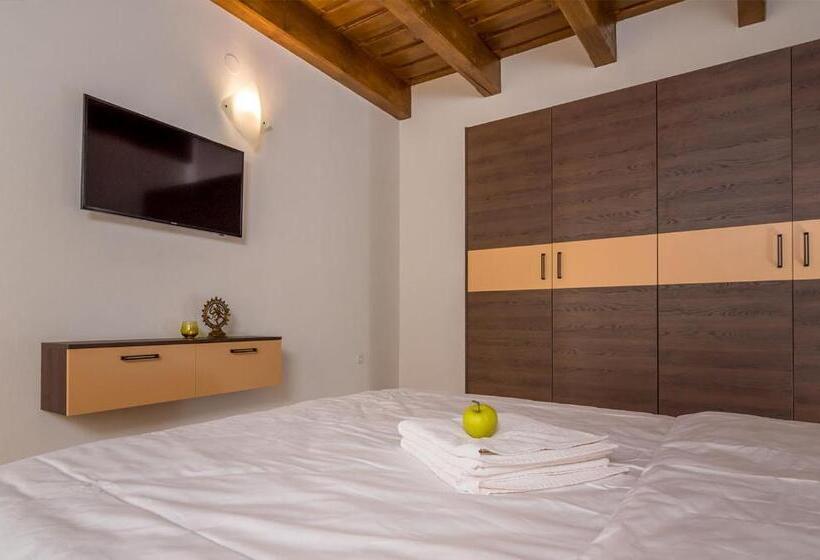 سوییت لوکس, Casa Nicolae Luxury Suites