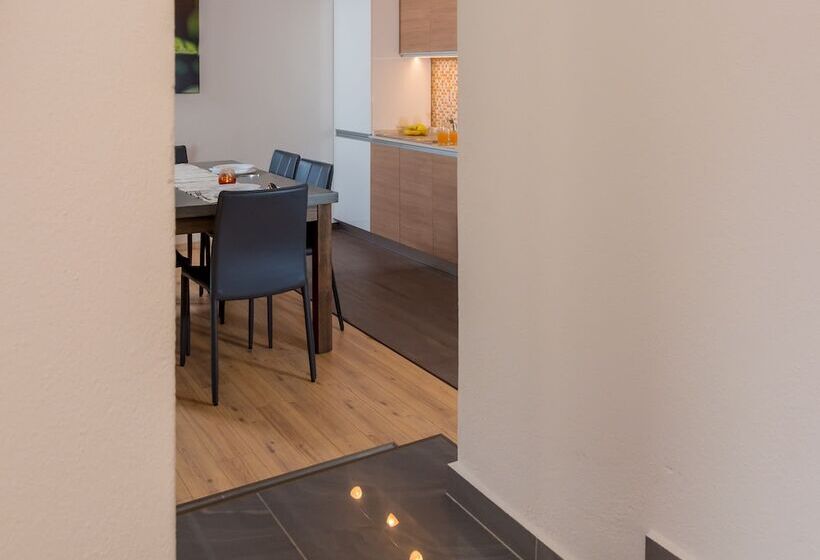 سوییت لوکس, Casa Nicolae Luxury Suites