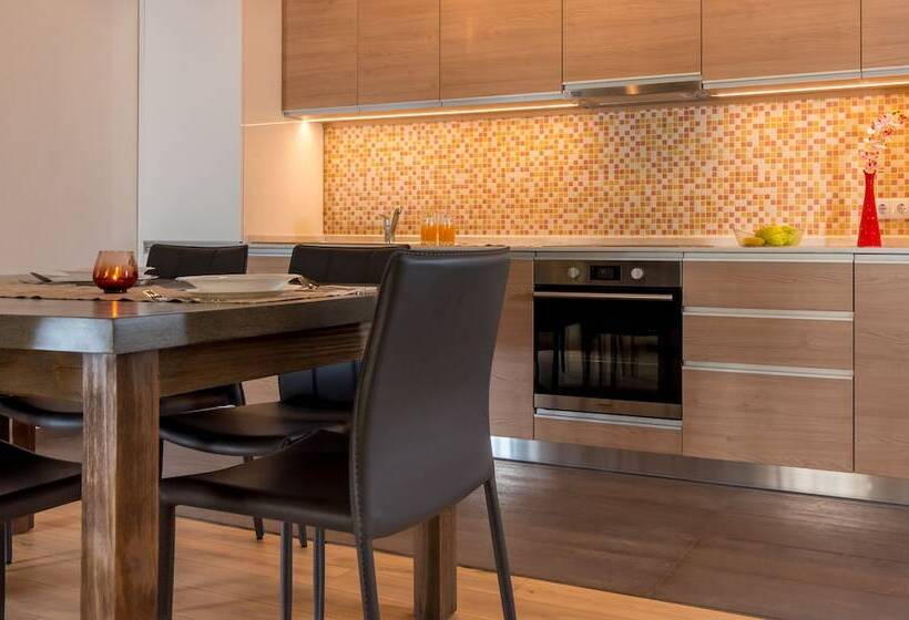 سوییت لوکس, Casa Nicolae Luxury Suites