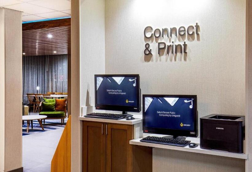 带大床的套房, Fairfield Inn & Suites By Marriott Mcpherson