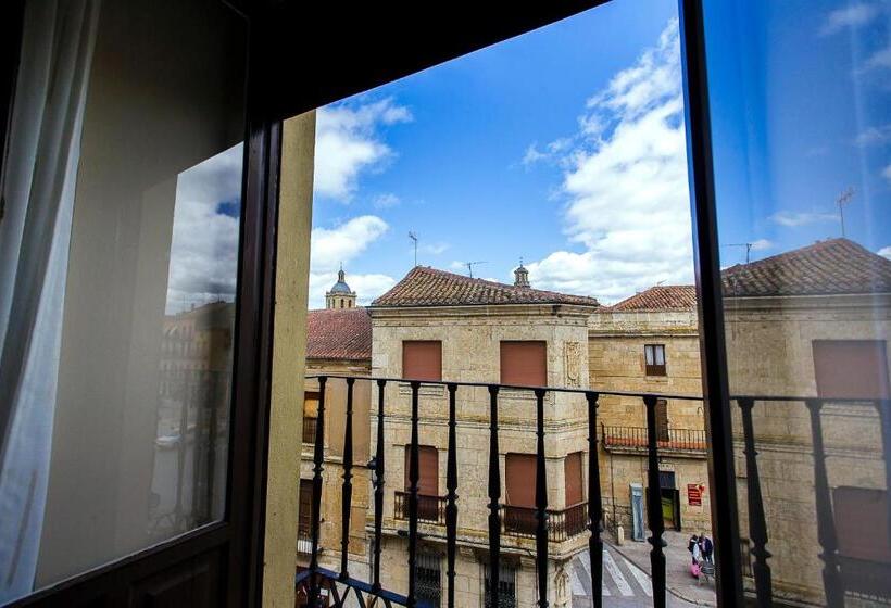 Трехместный Номер Стандарт с Балконом, Hospedería Castilla Plaza Mayor