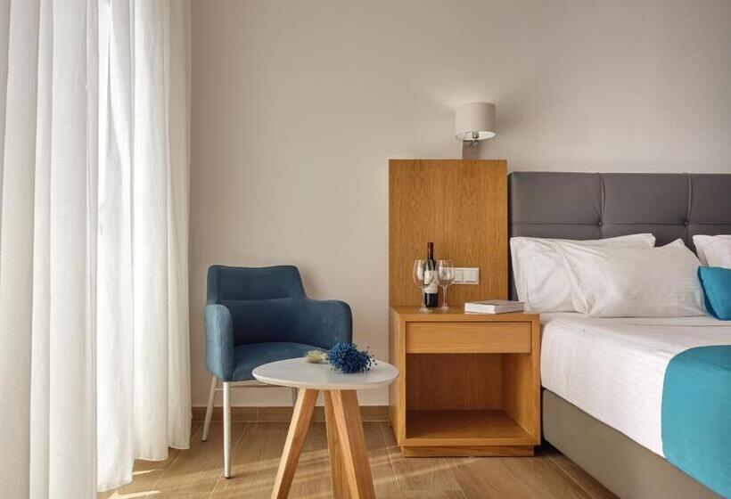 Номер Deluxe, Cavo Orient Beach Hotel & Suites