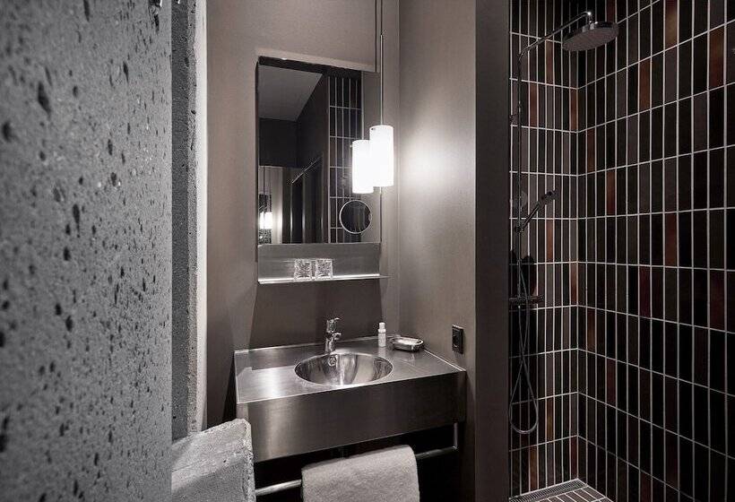 اتاق عادی, Ottilia