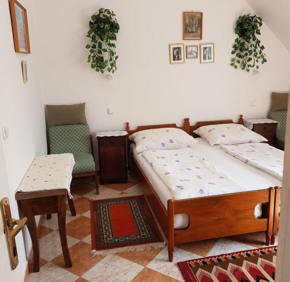 1 Szobás Apartman, Pension óvári