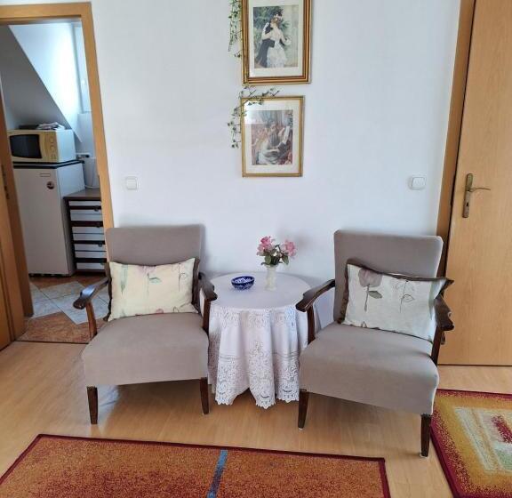 1 Szobás Apartman, Pension óvári