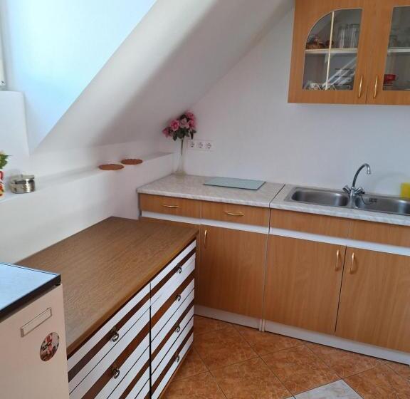 1 Szobás Apartman, Pension óvári