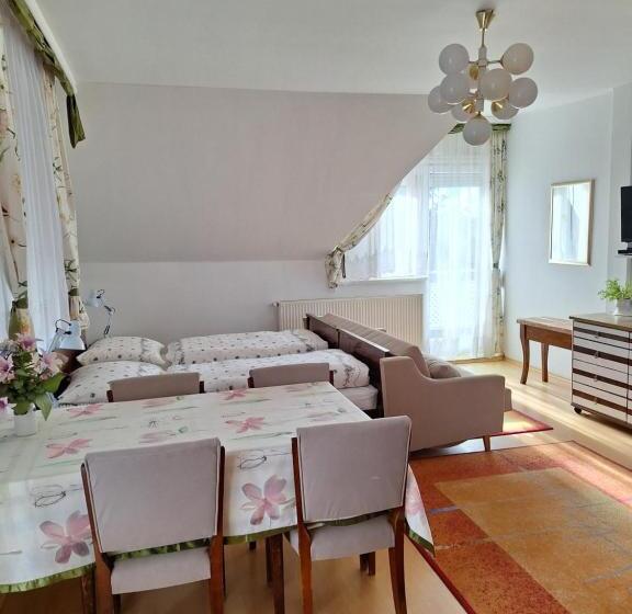 1 Szobás Apartman, Pension óvári