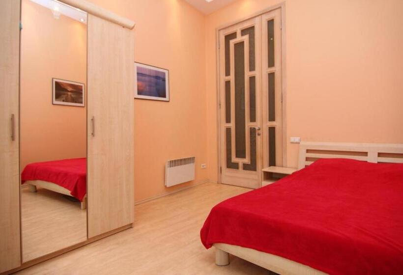 اتاق خانوادگی با چشم‌انداز دریا, Apart Hotel On Preobrajenskaya 24