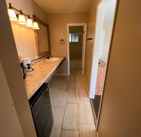 Номер Economy, Timberlodge Inn