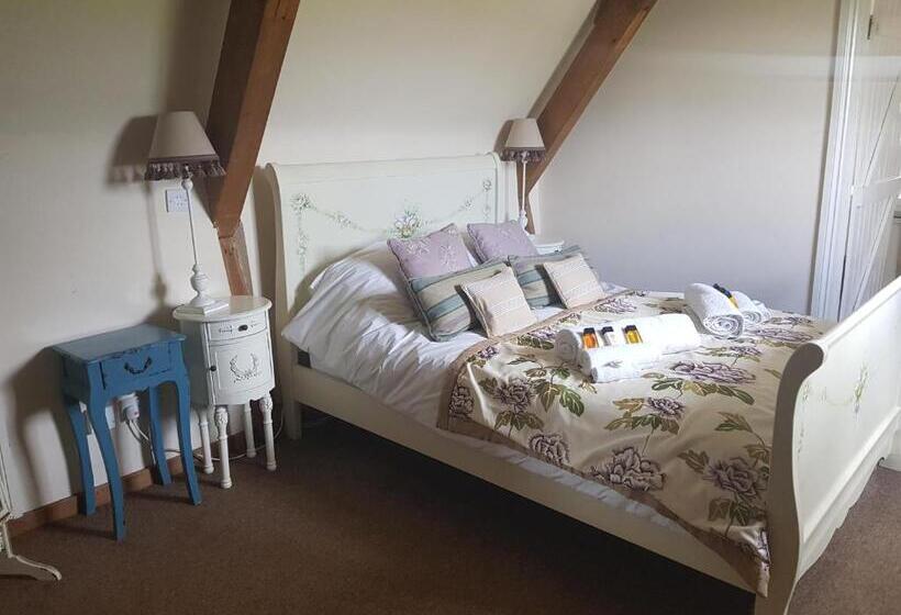 Suite with lake view, Common Leys Farm