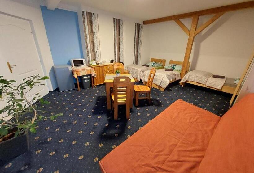 Четырехместный Номер Стандарт с Балконом, Guest House Na Kope Ku