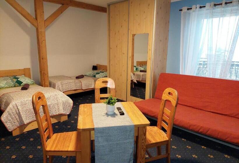 Четырехместный Номер Стандарт с Балконом, Guest House Na Kope Ku