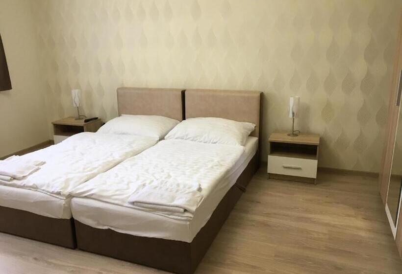 Семейный Номер, Kristály Apartmanok