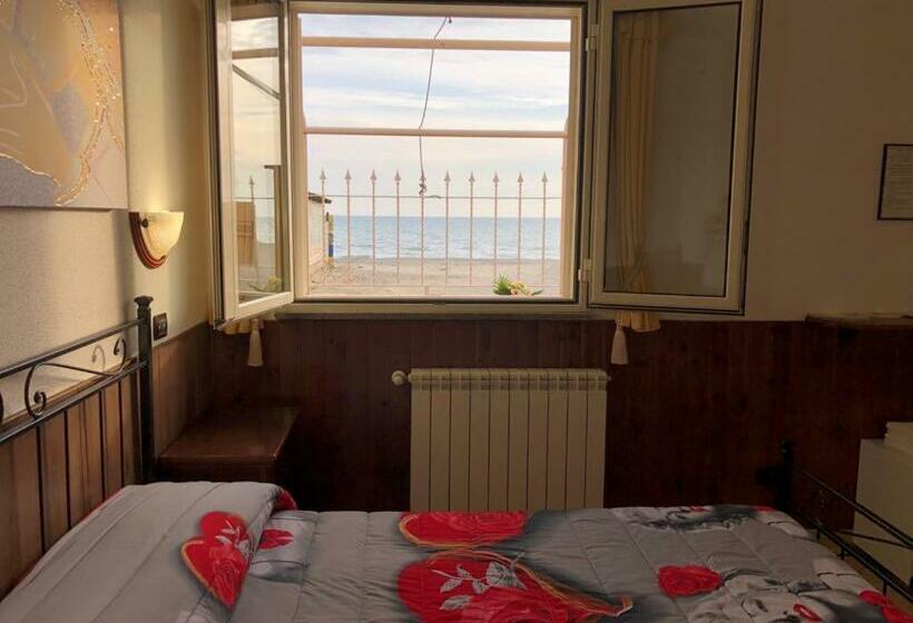 اتاق لوکس با چشم‌انداز دریا, Camere Sul Mare