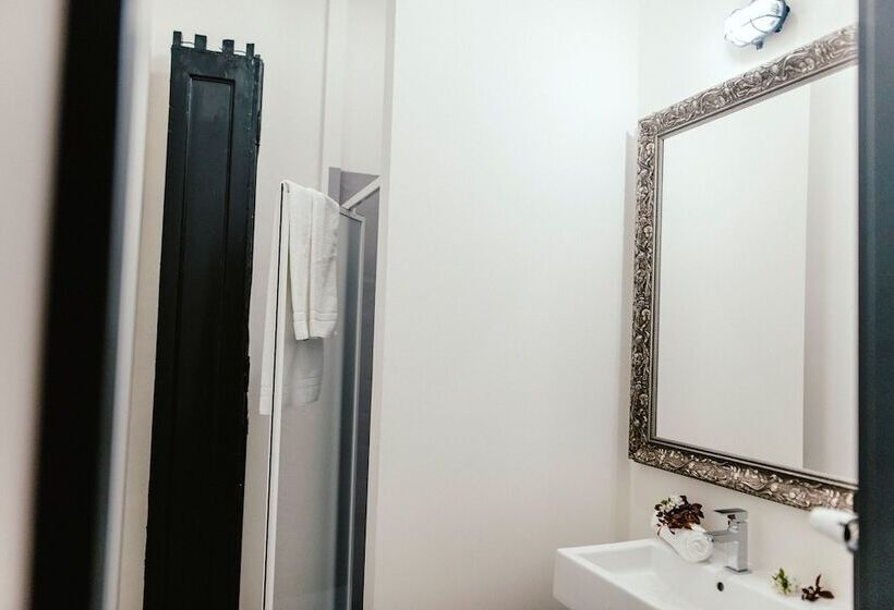 Кровать в Многоместном Номере с Общей Ванной, Wake Up Wellness Hostel