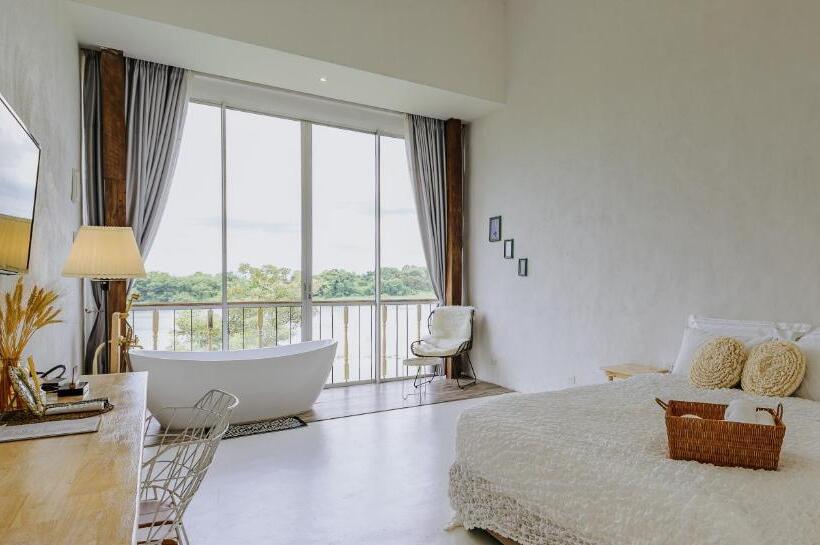Президентский Люкс, White Wall Riverfront