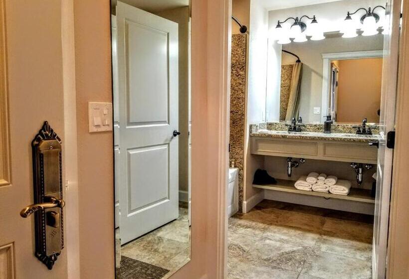 Номер Superior Кровать Кинг, Resort At Eagle Point Golf Club Lodging