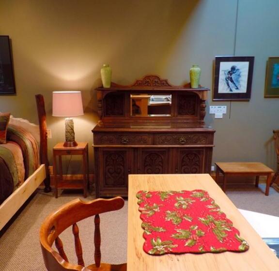 스위트, Abe's Spring Street Guest House