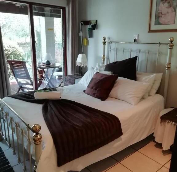 اتاق استاندارد با چشم‌انداز باغ, Rustic Butler B&b