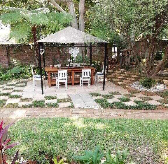 اتاق استاندارد با چشم‌انداز باغ, Rustic Butler B&b