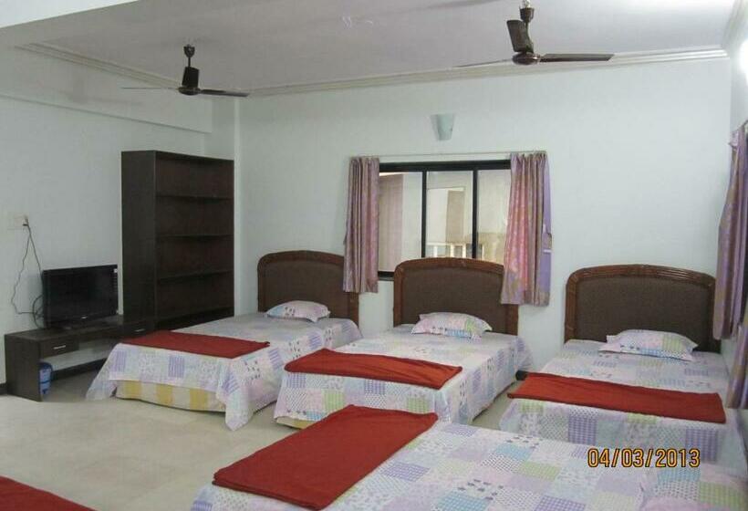 带阳台标准四人间, P P Motel