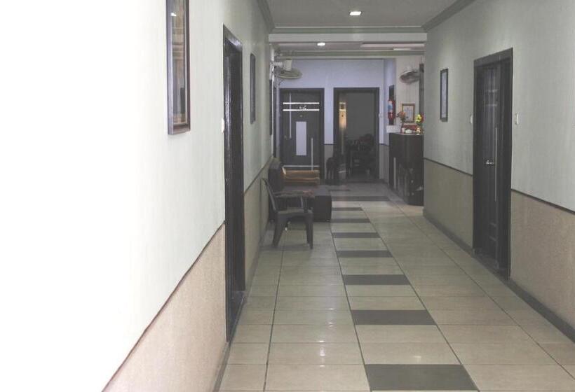 小型套房, P P Motel