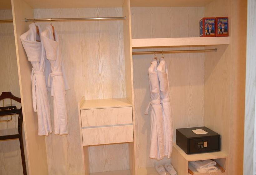 Suite Présidentielle 2 Chambres, Kaloum