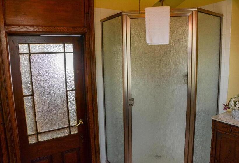 Люкс, The Towers Bed & Breakfast