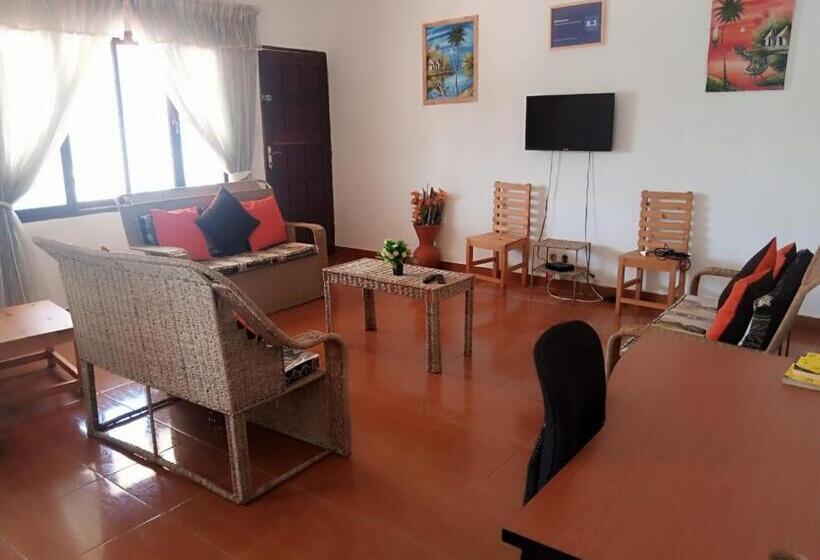 اتاق اکونومی, Landa's Guest House