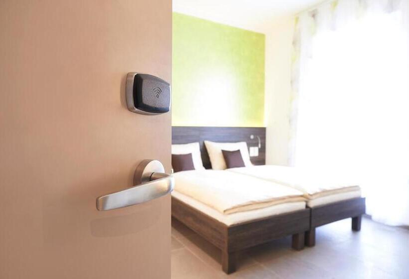 غرفة قياسية لذوى الاحتياجات الخاصة, Eee Hotel Traun