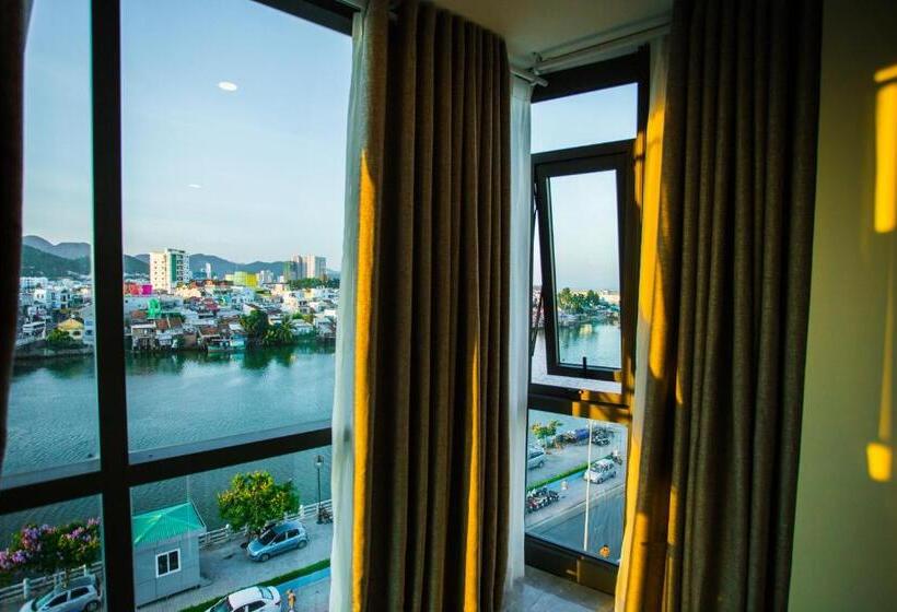 Deluxe room with river view, Moonlight Bay Hotel & Apartment
