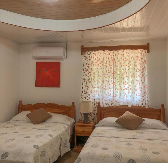 발코니가 있는 4인용 스탠다드 룸, Hostal Familiar Rolo