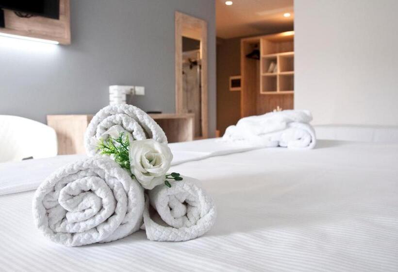 Трехместный Номер Deluxe Вид на Море, Ambruosi Village Resort & Spa