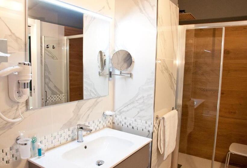 Четырехместный Номер Стандарт с Балконом, Ambruosi Village Resort & Spa