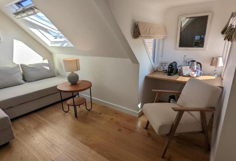 اتاق لوکس با چشم‌انداز دریا, Beach Lodge