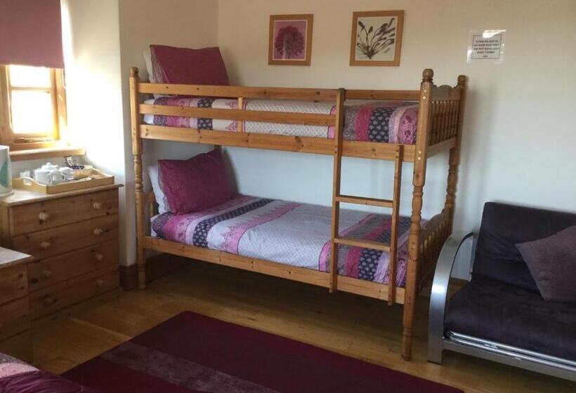 اتاق خانوادگی با چشم‌انداز دریا, Coombe House B&b