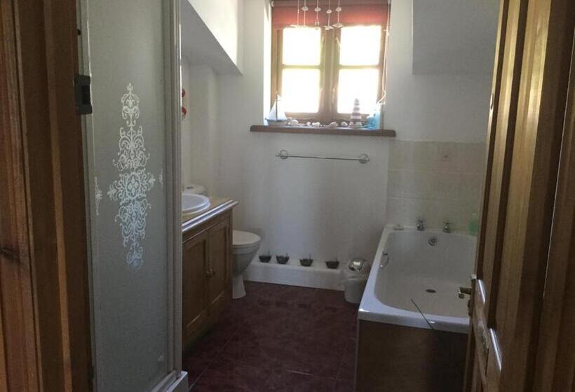 اتاق سه نفره دلوکس با چشم‌انداز دریا, Coombe House B&b