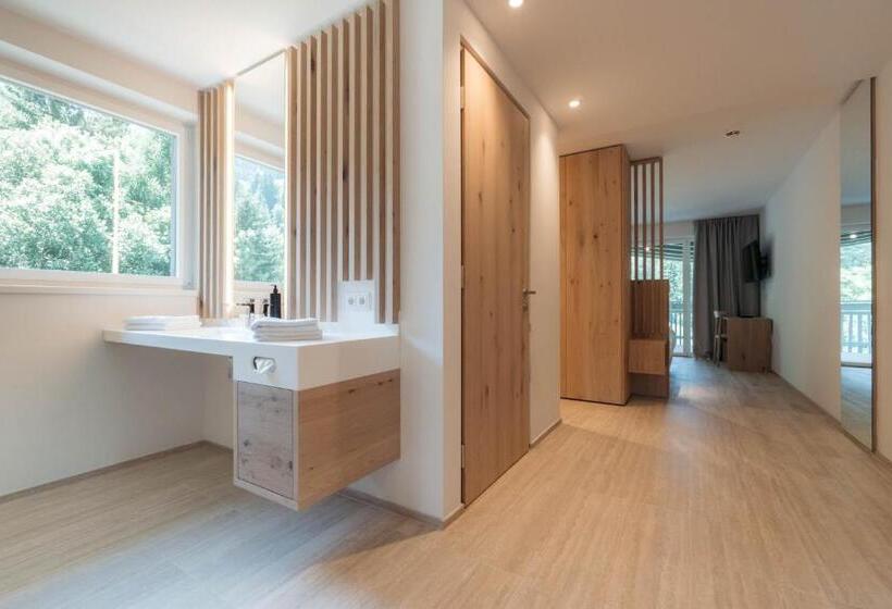 Family Suite, Anett