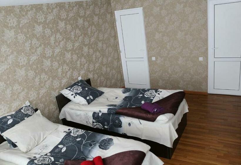 اتاق راحتی سه تخته, Guesthouse Suja