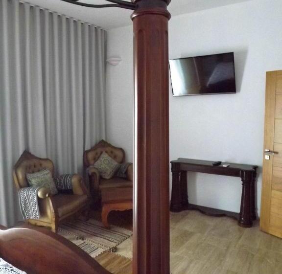 اتاق استاندارد با چشم‌انداز استخر, Dh Country House