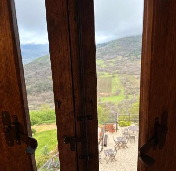 جناح مطلّ علي الجبل, Charme In Perillis